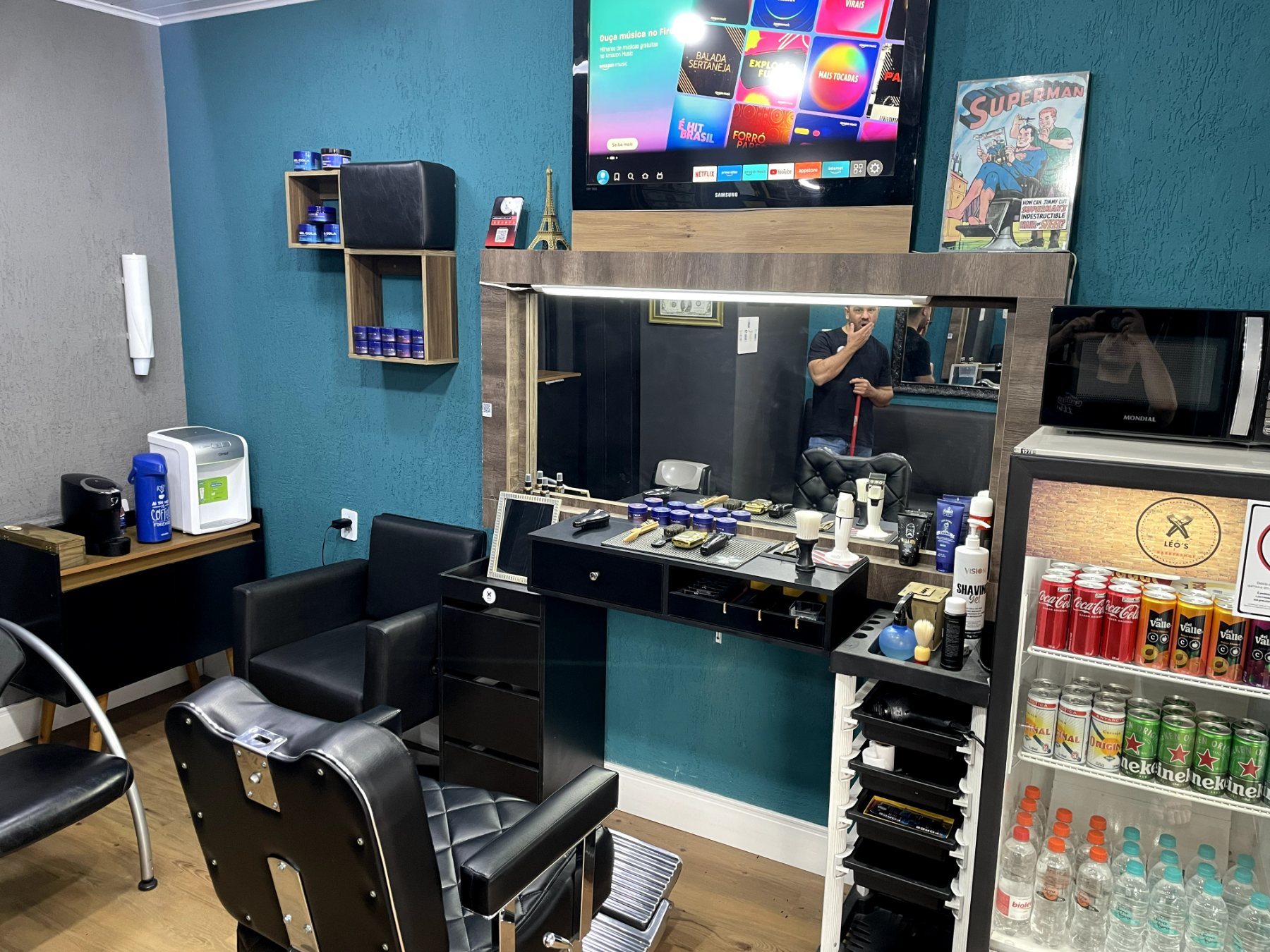 Bancada de atendimento com TV