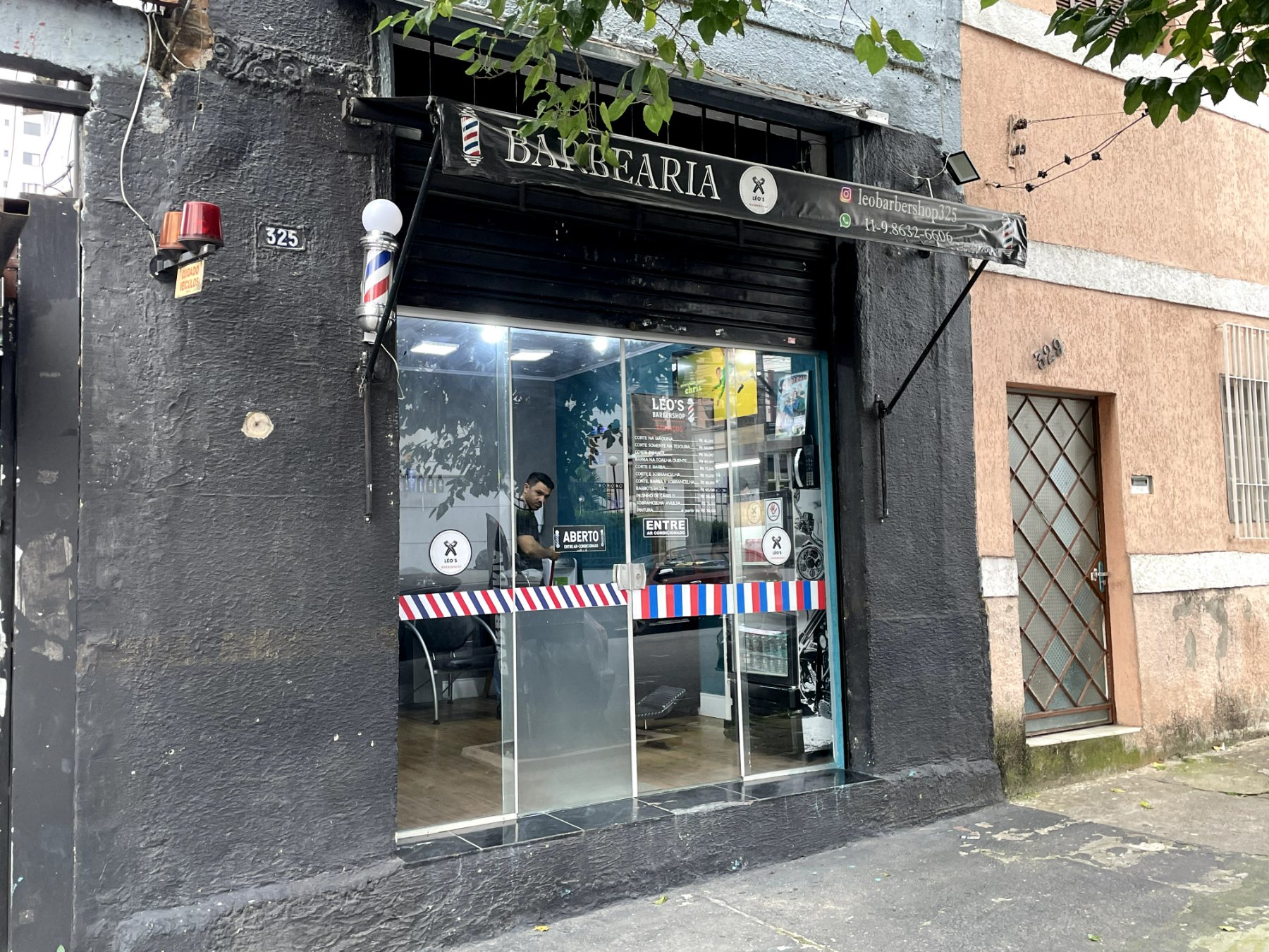 Fachada da barbearia, número 325